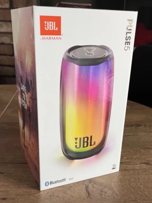 JBL Pulse 5 trådlös högtalare - JBL Pulse 5 är en trådlös Bluetooth-högtalare med cool LED-belysning som lyser i flera färger. Den har en rundad, cylinderformad design och är tillverkad i plast och metall. Perfekt för att ta med sig och skapa stämning med både ljud och ljus.