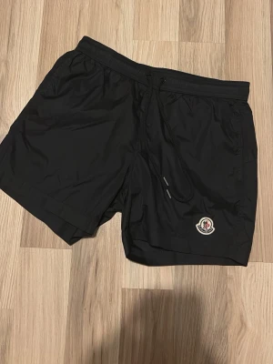 Svarta badbyxor från Moncler - Moncler badbyxor i storlek S 