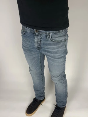 Jack & Jones Jeans - Storlek W31L32   Färg: Blå  Modellen är 180cm 75kg  Nypris: ca 900 kr  Skick: Bra utan defekter (normalt slitage)  Prisvärt alternativ med mycket kvar att ge