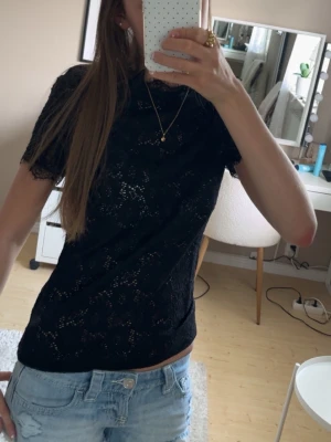 Svart spetsblus med kort ärm - Svart blus i spets, tröjan är i storleken M men den sitter som en xs, jag brukar ha S-xs ❤️Kan pris diskuteras! 