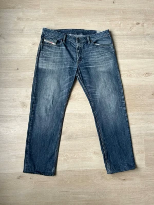 Blåa Diesel Waykee Jeans Storlek W36 L32 - Diesel Jeans i blå färg. Jeansen är i mycket bra skick och sparsamt använda. |  Äkta som allt annat jag säljer! ✅ |  Storlek: W36 L32 | Skick: Mycket Bra Skick | Färg: Blå / Grå| Märke: Diesel | Modell: Jeans |   Hör gärna av dig vid frågor så svarar jag så fort jag kan! 😁 |  (SKU - 136)