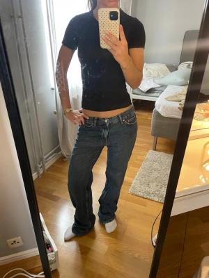 Mörkblå raka jeans  - Mörkblåa raka jeans från gina!! 