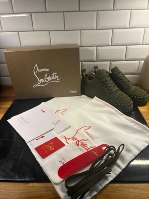 Christian Loubitin Army Green sneakers - Hej! Säljer mina Christian Loubitin army green sneakers som är i otroligt fint skick och passar till mycket , allt orginalt följer med skorna och skorna postat fort! Frågor är alltid välkomna!!
