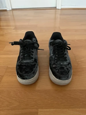 Nike Air Force 1 storlek 38,5 - Säljer ett par Nike Air Force 1 i storlek 38.5. Stilren och ovanlig modell i grå färg. Skorna är i bra skick med lite slitage, se bilder.
