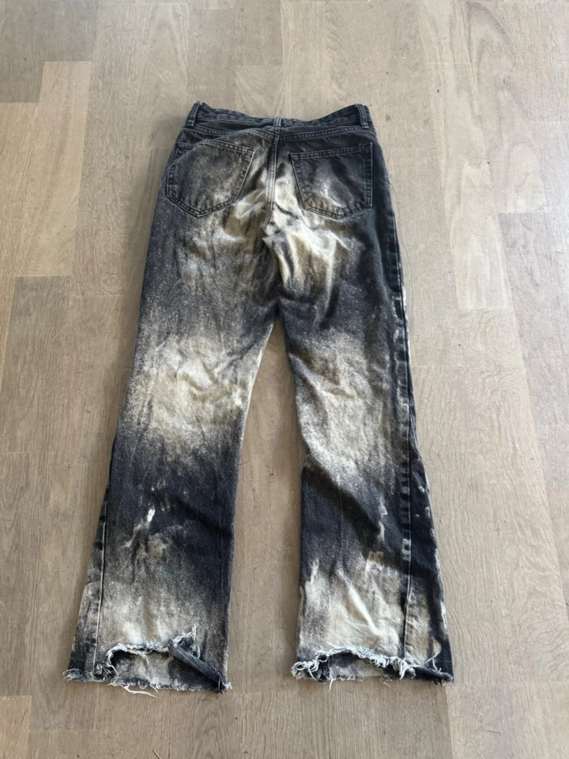 Svarta custom flared jeans med blekt och sliten look - 1