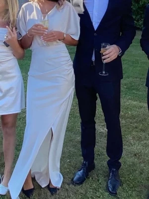 Champagnefärgad satin långklänning  - Jättefin balklänning i champagne färg och satin material från bubbleroom, lite små gräsfläckar längst ner på baksidan men inget man tänker på, nypris ca 1300, är ca175 med klackarna på första bilden💕