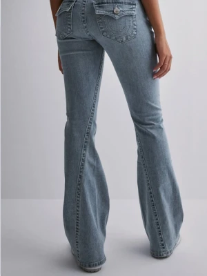 Ljusblå bootcut jeans från True Religon  - Säljer dessa snygga jeans från true religion då dom tyvärr inte kommer till användning. Dom är i storlek 24. Dom har ett litet hål/slitning på låret (se bild) men utöver det är dom i bra skick💓💓