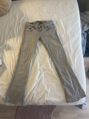 Low waist Valerie LTB jeans - Snygga grå bootcut jeans från LTB med klassisk femficksdesign och låg midja. Säljer på grund av att de inte kommer till användning så snygga och lätta att styla💕 väldigt bra skick 