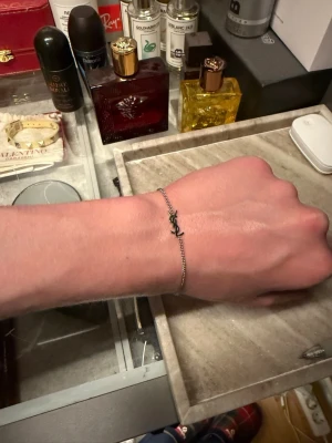 Saint Laurent armband - Riktigt clean saint Laurent armband. Den är i mycket fint skick och iprincip aldrig använd. Frågor? Kontakta mig✅ Allt gott, mvh Noah