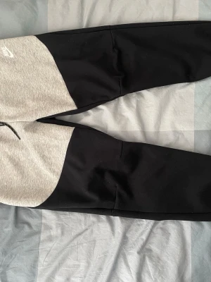 Nike tech byxor - Nike tech byxor .