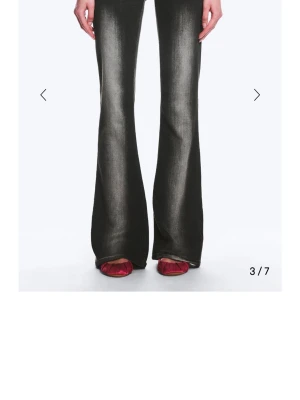 Svarta bootcut jeans från cheap Monday  - Snygga svarta bootcut jeans från cheap Monday med coolt sliten effekt framtill. Jeansen har utsvängda ben och klassisk femficksdesign. På baksidan sitter en lila cheap Monday -logga. Perfekta för dig som gillar en trendig och edgy stil. Nypris 400+frkat,säljer för 300 men pris kan ev diskuteras,w29 l34,passar mig som har s i byxor❤️