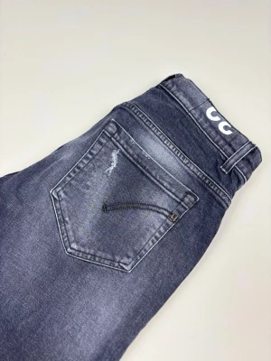 Dondup George Distressed Jeans - Dondup George Distressed Jeans | Modell: George | Distressed | Eftertraktade | Skick: Mycket fint | Nypris: 3199 kr | Storlek: W32 | Hör av dig vid minsta fundering 📦