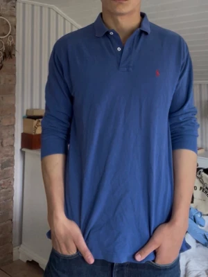 Ralph Lauren L - Lång piké eller va det nu heter från RL uppskattad storlek L. Modellen är 188 väger 78. Hör av er vid frågor