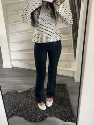 Mörkblå bootcut jeans - Säljer ett par vintage jeans från Wrangler som inte säljs längre. Dem är jätte fina men inte så stretchiga, skriv om frågor osv💕