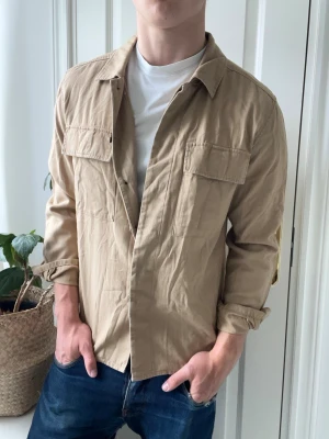 These glory days overshirt  - These glory days overshirt, Inga defekter! Modellen i bilderna är 180 cm 75 kg och bär Storlek S passar mer M , Kom med frågor! 🌟 (Kan gå ned i pris vid köp av paket 😉) 