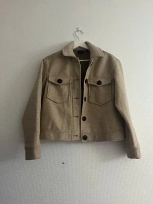 Begie kappa  - En beige kappa från Vero Moda i storlek S, i bra skick men lite nopprig, dock inget man tänker på!💕