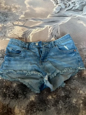 Lågmidjade jeansshorts - H&M divided shorts, lågmidjade. Använda 2 gånger. Perfekt till alla tillfällen!