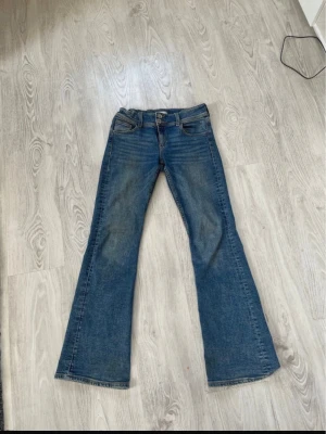 Blå bootcut jeans från Ginatricot - Säljer ett par blå bootcut jeans från Ginatricot 