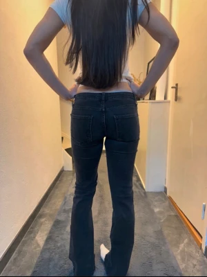 Svarta bootcut jeans med låg midja - Snygga svarta bootcut jeans med låg midja och klassiska fem fickor. Jeansen har en figurnära passform upptill och lätt utsvängda ben. Svarta Lågmidjade flare, bootcut jeans från zara som jag sytt ner för ville ha dem ännu lägre💕✨
