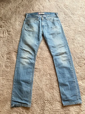 Levis 504 Straight Silver Tab - Modell: 504 Straight🪬  Färg: Ljusblå/blå🪬  Storlek: W31 L32 🪬  Mått: W40cm L104cm Benöppning 19cm🪬  Skriv vid minsta fundering!🪬