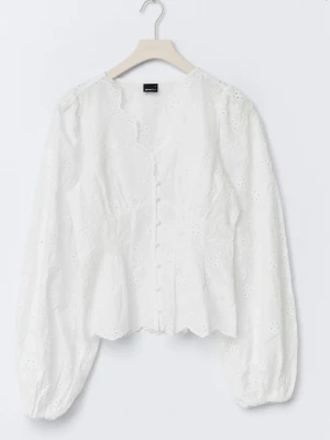 Vit blus Gina Tricot - Vit blus Gina tricot! Den slutsålda blusen från Gina i storlek XS, endast testad med lappen kvar! Säljer då den var för liten💞