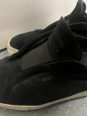 Svarta sneakers från Axel Arigato - Priset är inte hugget i sten kom gärna med förslag 