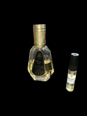 Qaed al fursan 5ml Sample - Qaed Al Fursan 5ml parfymdecant 🌙 Lyxig och populär arabisk doft med söt ananas, träiga noter och lätt rökig känsla. Perfekt om du vill testa parfymen innan du köper full flaska. • 5ml decant • Unisex • Fräsch + söt + elegant • Bra hållbarhet • Perfekt för skolan, vardag eller kväll Skickas välpackad 📦✨