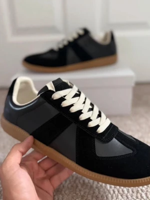 Maison Margiela  svarta sneakers - Fraktar samma dag, väldigt fina skor, skorna var helt nya på bilderna och har använt dom ett par gånger efter bilderna så kan förekoma lite smuts men inga defekter, samt boxen har jag tappat bort.