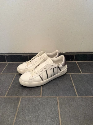 Valentino opens - Tjabba! Säljer nu dessa Valentino opens i storlek 43! Dom är i ett väldig bra skick, bara några små defekter men förstör inte skon! Om ni har några tanker eller funderingar är det bara att höra av sig!😄