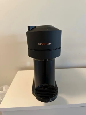 Kaffemaskin - Nespresso Vertuo - Säljer kaffemaskin - Nespressp Vertuo i mycket fint skick. Sparsamt använd. Fungerar som den ska. Avtagbar vattentank och droppbricka medföljer. Nypris: 1300 kr.