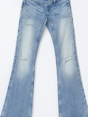 Ljus blå low waist jeans från Gina tricot  - Säljer ett par blå jeans från Gina tricot. Jeansen är bootcut och low waist. Jeansen har en snygg stilren design.