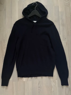 Sayless Kashmir hoodie - Säljer min marinblåa Kashmir hoodie ifrån sayless | Bra skick | Storlek S | Hör av dig vid minsta fråga eller fundering 