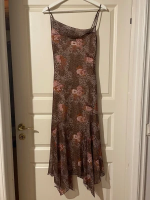 Brun leopard mönstrad  långklänning med volang - Jättesnygg vintage stil klänning från Urban outfitters. Är lätt och stretchig perfekt för sommaren har bara använts 1-2 gånger 💕 