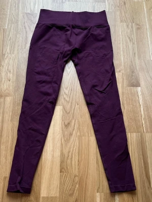 Burgundy seamless leggings från ICANIWILL - Snygga burgundy seamless leggings från ICANIWILL ribbad linning. Stretchigt material som sitter skönt och formar sig efter kroppen. 💞
