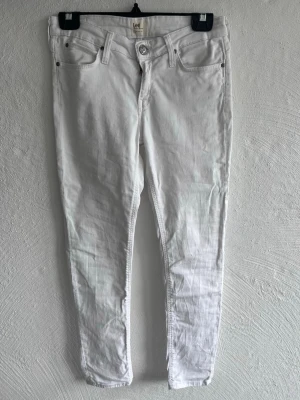Vita Lee jeans - Säljer nu dessa feta Lee jeans | Mycket bra skick, använda fåtal gånger | W27 L31 slim fit/ skinny | ny pris ca 999 kr mitt pris 399 kr | priset är ej hugget i sten | tveka inte på att höra av er vid minsta fundering🙌