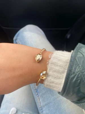 Guld armband från Caroline Svedbom - Gulligt armband från Caroline Svedbom. Klassiskt och jättefint och lätt att matcha med outfits!