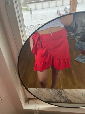 Röd omlott kjol i storlek S från vero Moda  - Röd omlott kjol i storlek S (passar M oxå) från vero Moda. Aldrig använd 