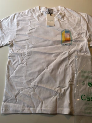 Vit Casa Blanca t-shirt med tryck - Vit t-shirt från Casablanca sprillansny kommer med lappar och tillbehör skick 10/10 skickas samma dag som köp  passar s-m