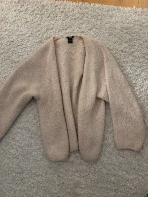 Beige kofta ifrån Lindex - I storlek XS/S och är super bekväm, använd ca 5 gånger