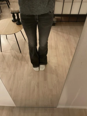 Jeans ifrån Gina tricot  - Lowwaist blootcut jeans. Använd fåtal gånger. I bra skick