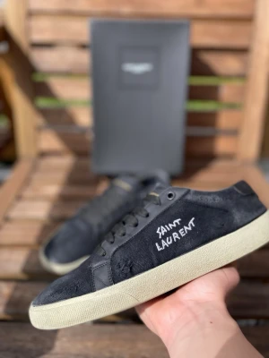 Saint Laurent - Riktigt feta Saint Laurent skor!!!  Skick 6/10!!Storlek 42, passar 41-43! Har använt skorna i snart 1 år så dem är ganska använda men har mycket mer att ge!! ⭐️ Hör av er vid minsta fundering!   Skorna bara: 1599 kr  Skorna o dustbag: 1699 kr  Skorna, dustbag o skolåda: 1799 kr   Kan gå med på sänka!!! ⭐️⭐️ 