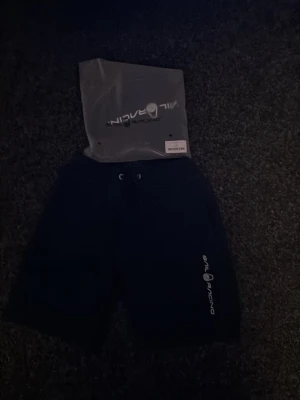 Mörkblått/navy sett från Sail racing  - Mörkblått/navy sett från Sailracing som jag aldrig använt. Helt nytt. För dig som vill ha ett sett som passar bra i vardagen. Pris går absolut att diskutera🙂