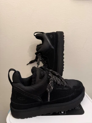 UGG:s Lowmel Herr - Helt oanvända Ugg:s Lowmel för herr i storlek 43. Dom är färdig impregnerade. Nypris: 3499kr. Säljs för 2199kr
