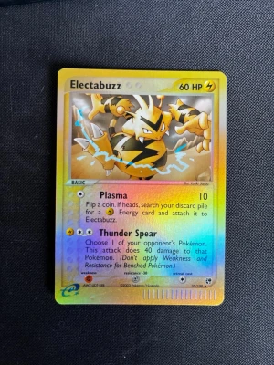 Pokémonkort Electabuzz holo - Säljer ett holografiskt Electabuzz Pokémonkort från EX Sandstorm-serien. Kortet har en färgstark design med gult, svart och blått motiv och visar Electabuzz i en elektrisk pose. Perfekt för samlare eller Pokémonfans som vill utöka sin kortsamling.