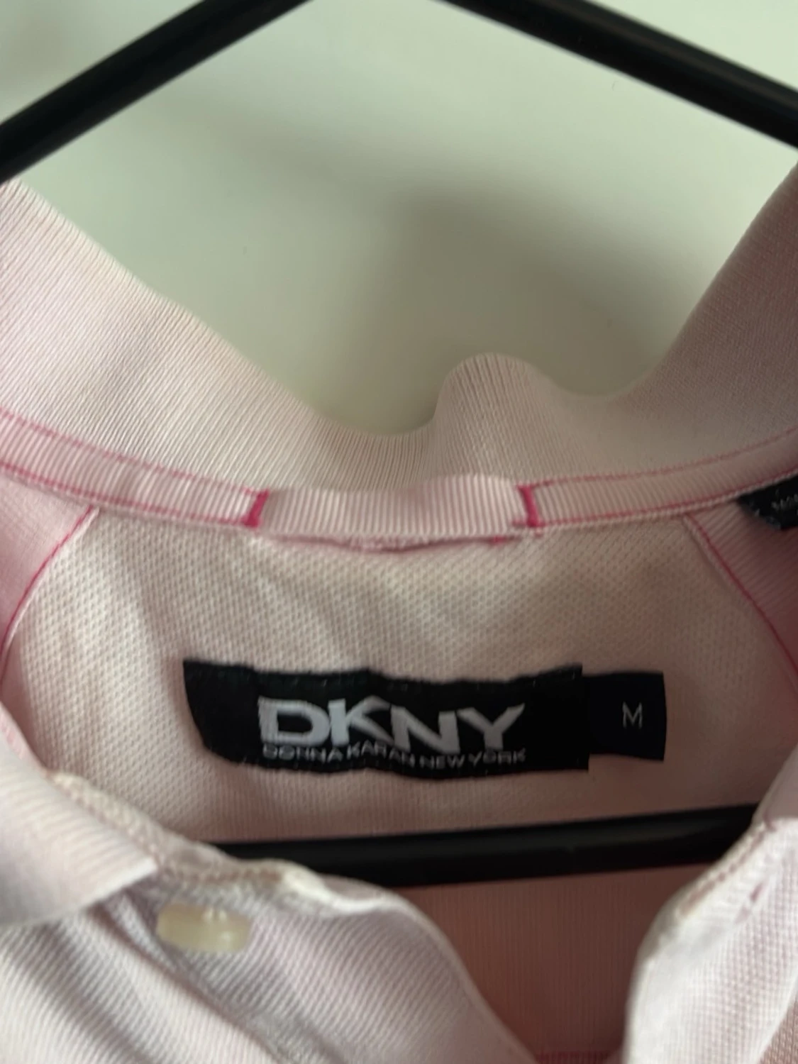 Ljusrosa pikétröja från DKNY - 1