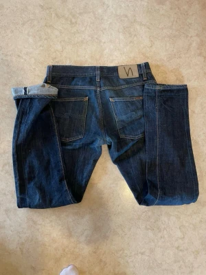 Nudie jeans dry selvage - Säljer dessa snygga nudie jeansen i den populära modellen grim Tim, storlek W31, L34! Dry selvage🤩🤩                                    De är i mycket fint skick, inga defekter!      Kom gärna med frågor och prisförslag 