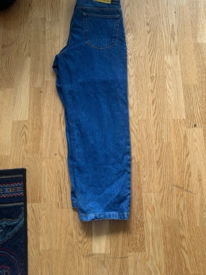 Blåa baggy 93or, polar - Blåa polar jeans 93or. Liten slitning vid fikan och  trampat upp dom lite. Möts upp i Stockholm