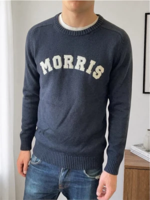 Mörkblå Morris Tröja - Säljer en sjukt fet mörkblå tröja från Morris. Tröjan är i strl L men sitter mer som M Tröjan är även i mycket bra skick och hör gärna av er vid frågor elr funderingar!!   