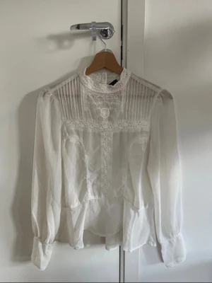 Vit blus från Gina tricot i storlek S - Vit blus från Gina tricot i storlek S