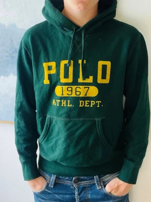 Ralph Lauren hoodie  - Snygg Ralph Lauren hoodie i fint skick! Modellen på bilden är 190 och väger 85. Vid köp av fler erbjuder jag alltid rabatt😊